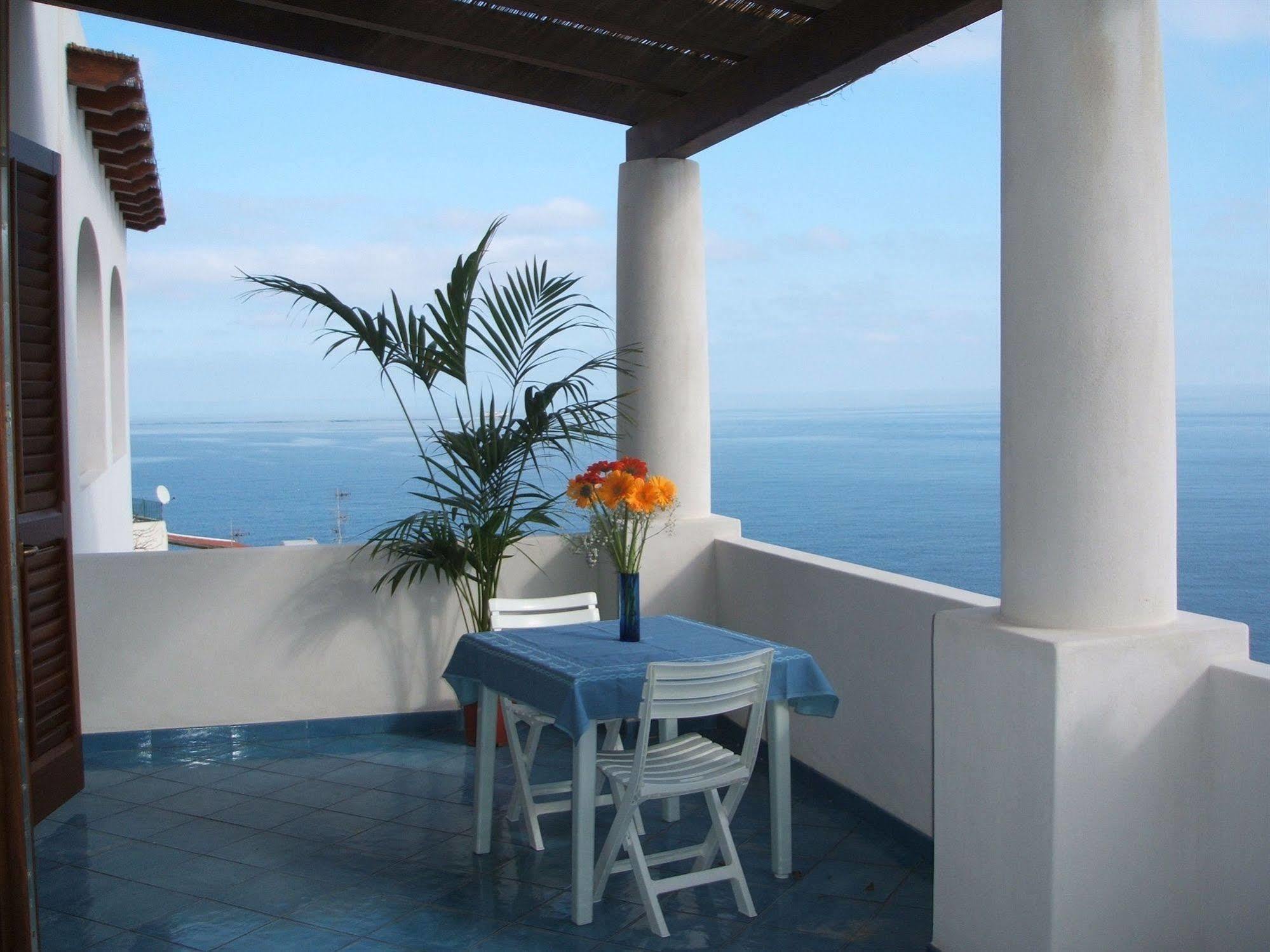 ליפארי Oltremare Residence Hotel מראה חיצוני תמונה